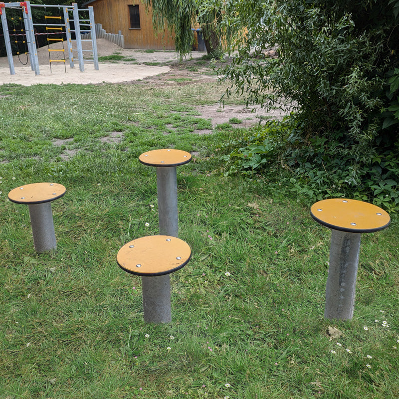 Vier Balancierteller in zwei Größen